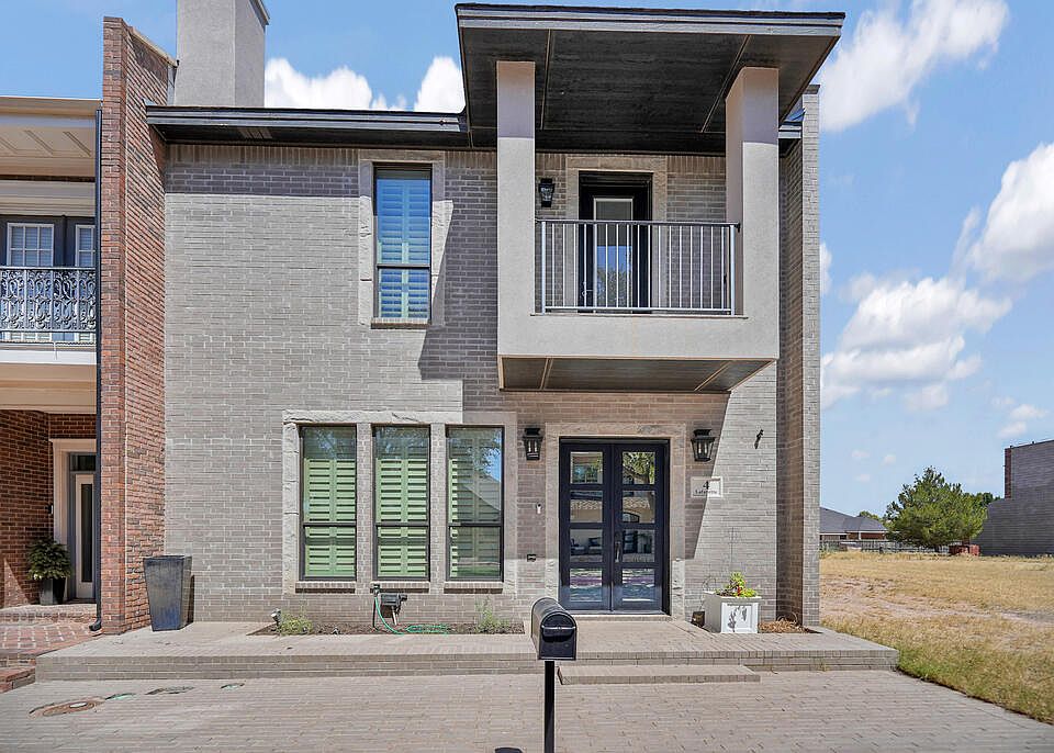 1st image of 4 Lafayette Pl