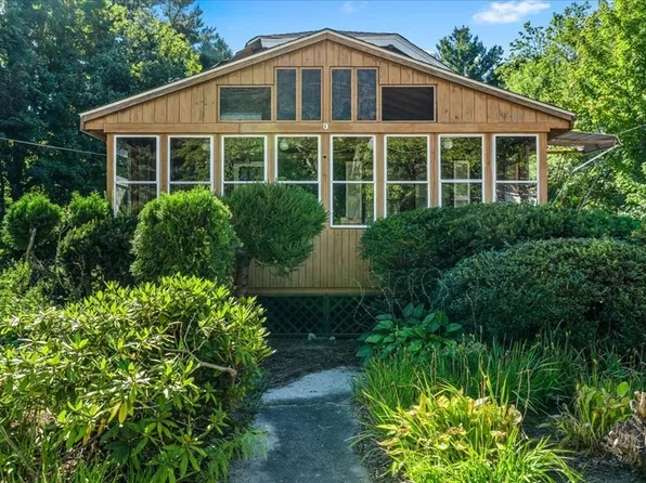1055 S Franklin St, Holbrook, MA 02343