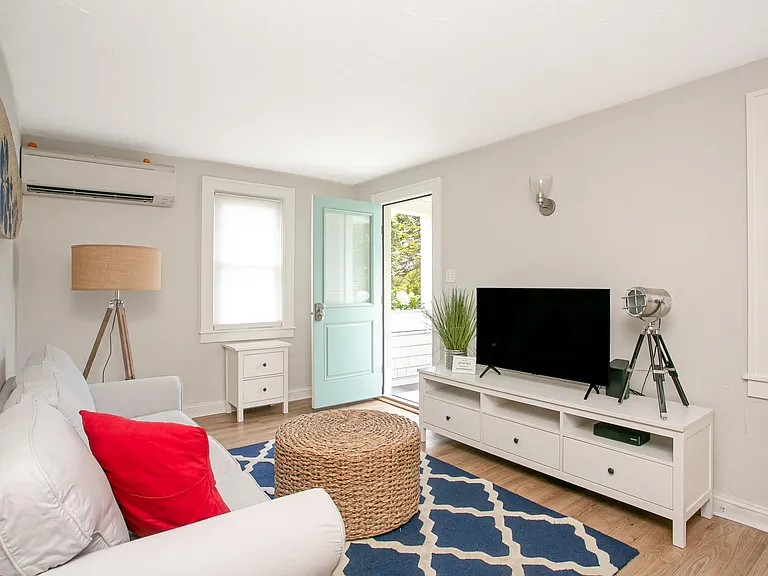 111 Aquidneck Ave — Photo 3