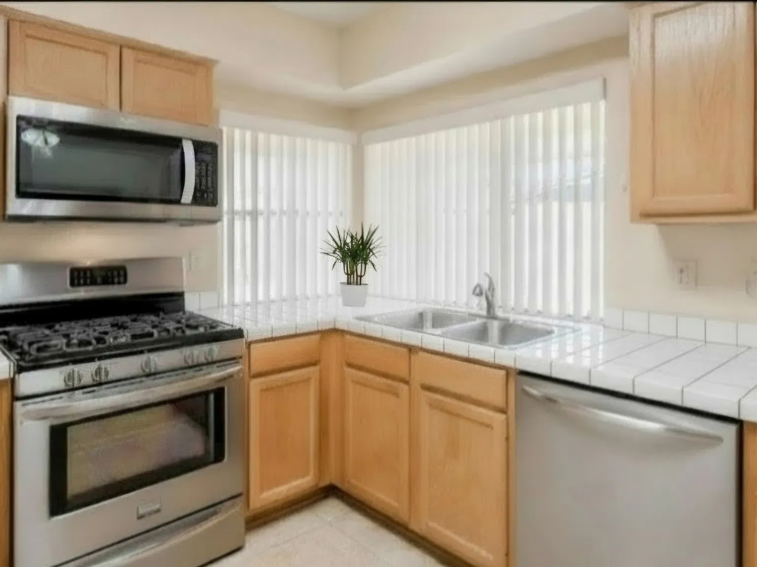 3 bed, 1300 sqft, $2,695 — Photo 3