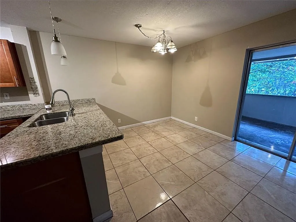 3 bed, 2.5 bath, 1428 sqft, $2,600 — Photo 3