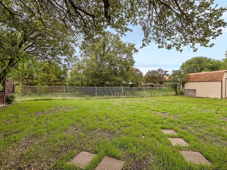8905 Bridgewood Trl — Photo 38