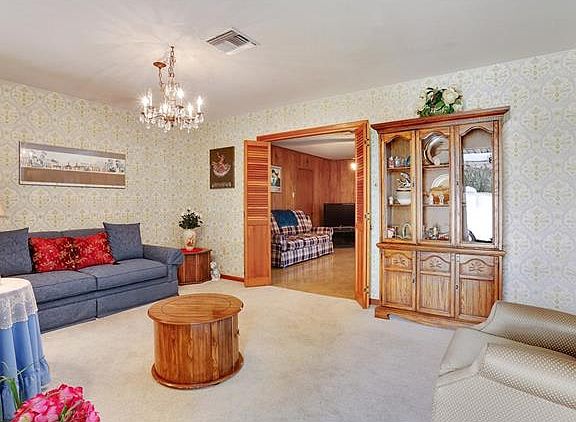 4th image of 833 E Crystal Ct