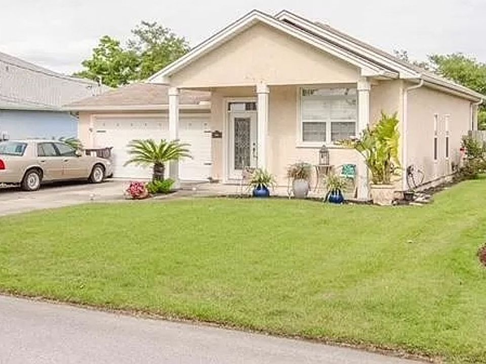 1st image of 205 Wisteria St