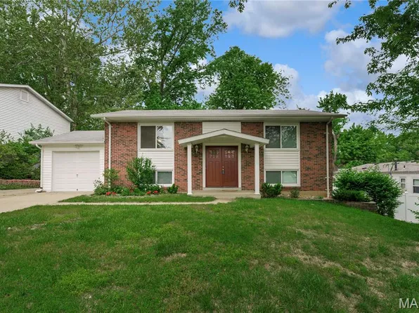 1357 Glenstone Dr, Maryland Heights, MO 63043