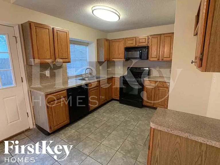 18614 Seaton Dr — Photo 4