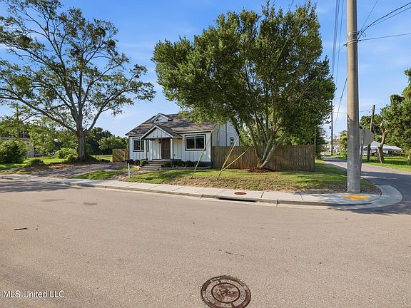 5th image of 905 Percy St