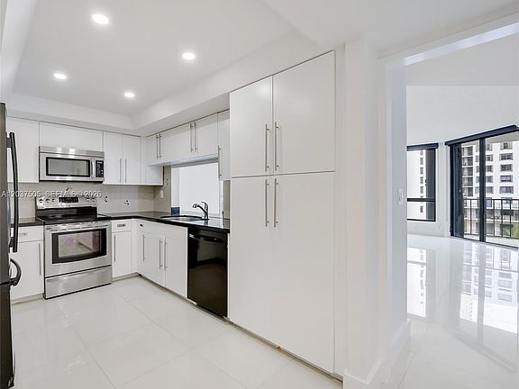 5th image of 520 Brickell Key Dr APT A802