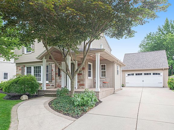 3rd image of 2332 Oakwood Dr SE