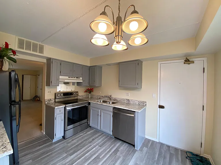 5401 Chateau #4 — Photo 4