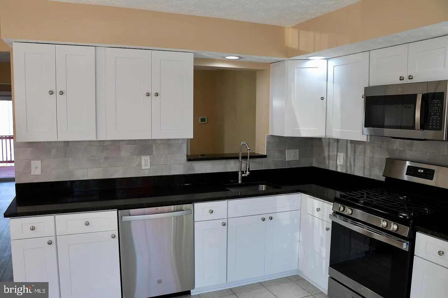 3 bed, 2.5 bath, 1816 sqft, $3,200 — Photo 4