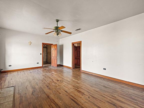 5th image of 307 Austin St