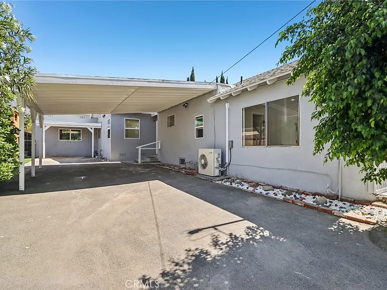 11036 Scoville Ave — Photo 1
