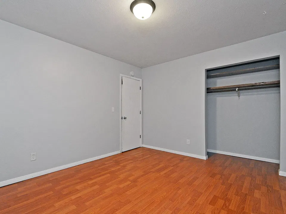1000 50th Ave NE