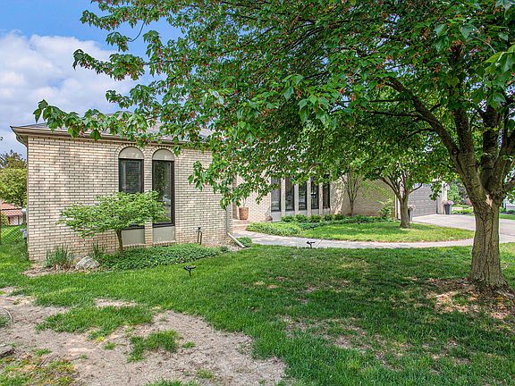 3rd image of 3120 Campus Dr SE