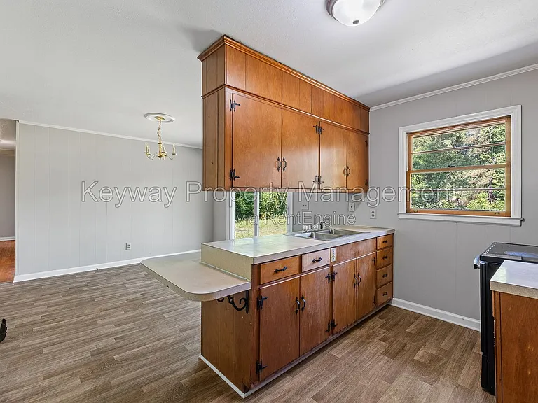 2105 Eastland Dr — Photo 5