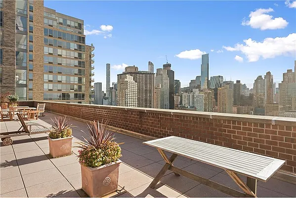Sold by R New York | media 12