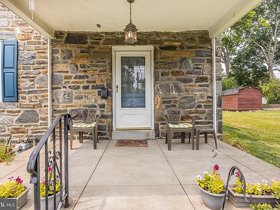 3rd image of 3637 Rosemont Ave