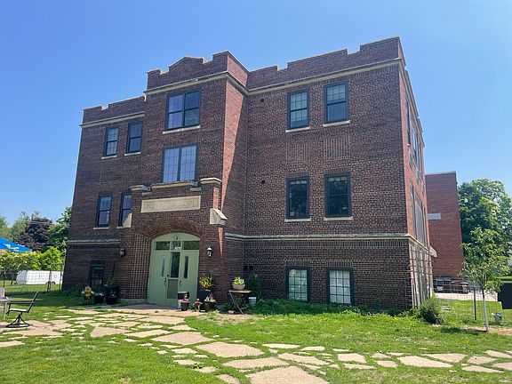 3rd image of 710 11th St E #3