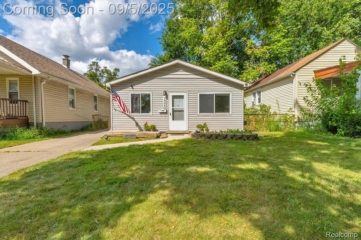 1429 E George Ave photo 1