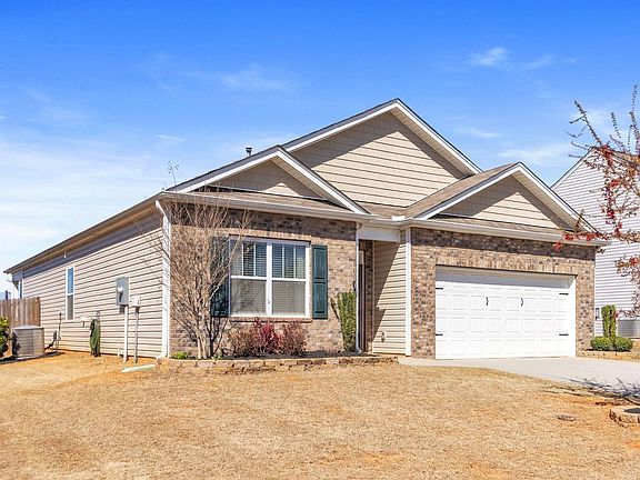 3rd image of 16 Crestwood Pines Trl