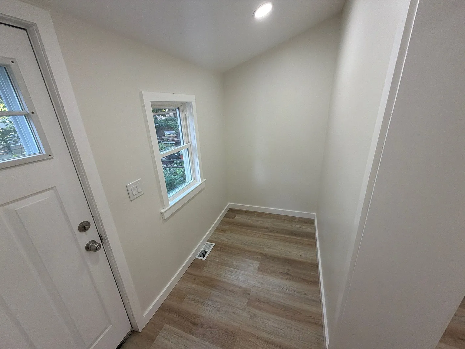 5 bed, 1556 sqft, $2,000 — Photo 2