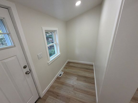 2nd image of 128 Hanford Pl