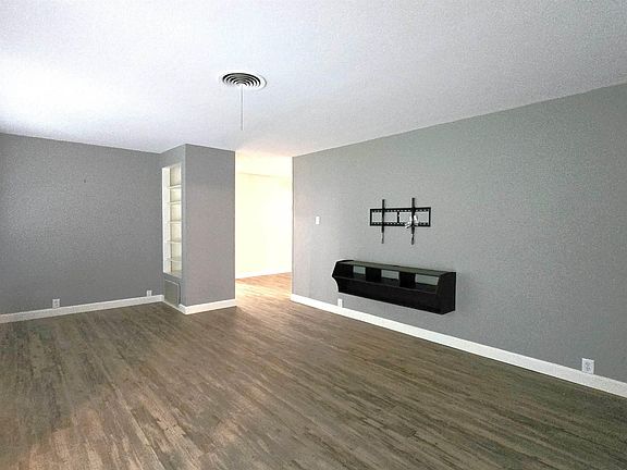 4th image of 344 Burgess Pl
