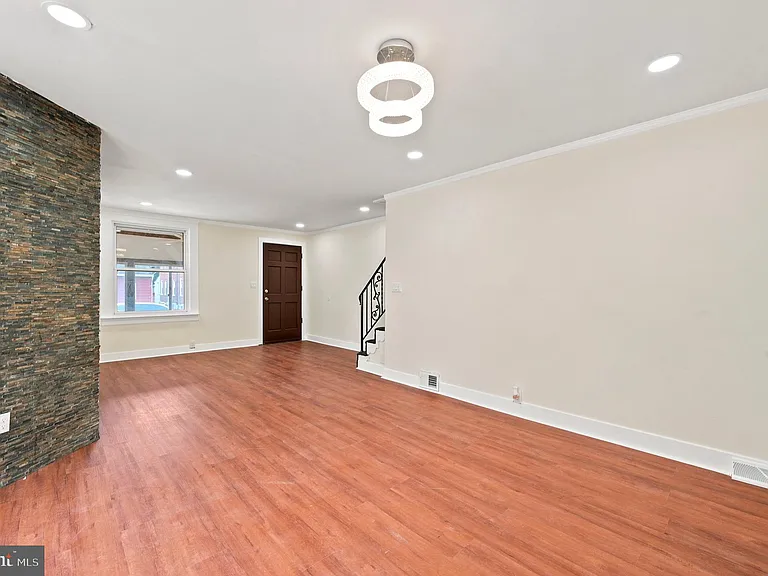 105 Jackson Ave — Photo 14