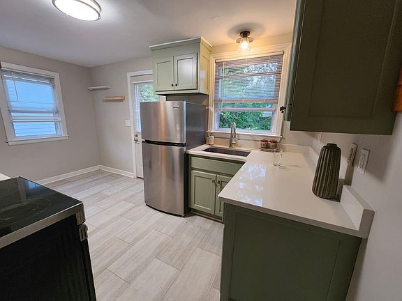 Stainless steel appliances, new quartz countertops, & large sink