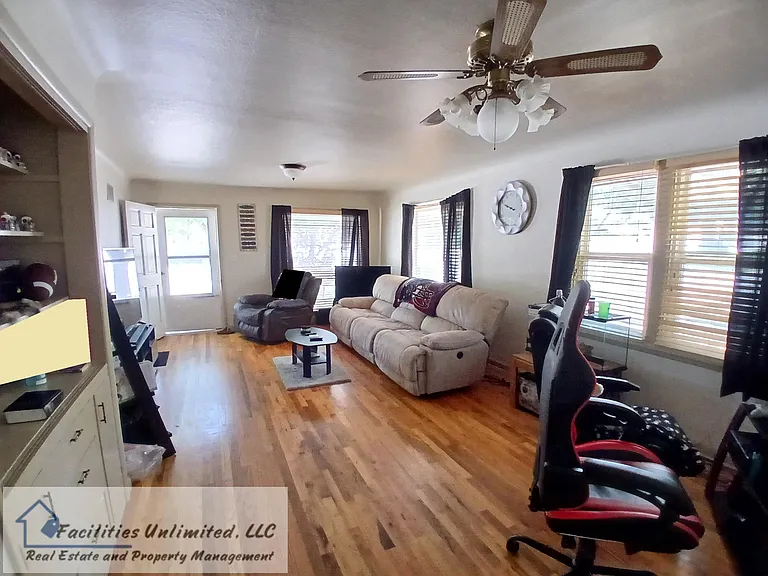 921 Charlotte St — Photo 4
