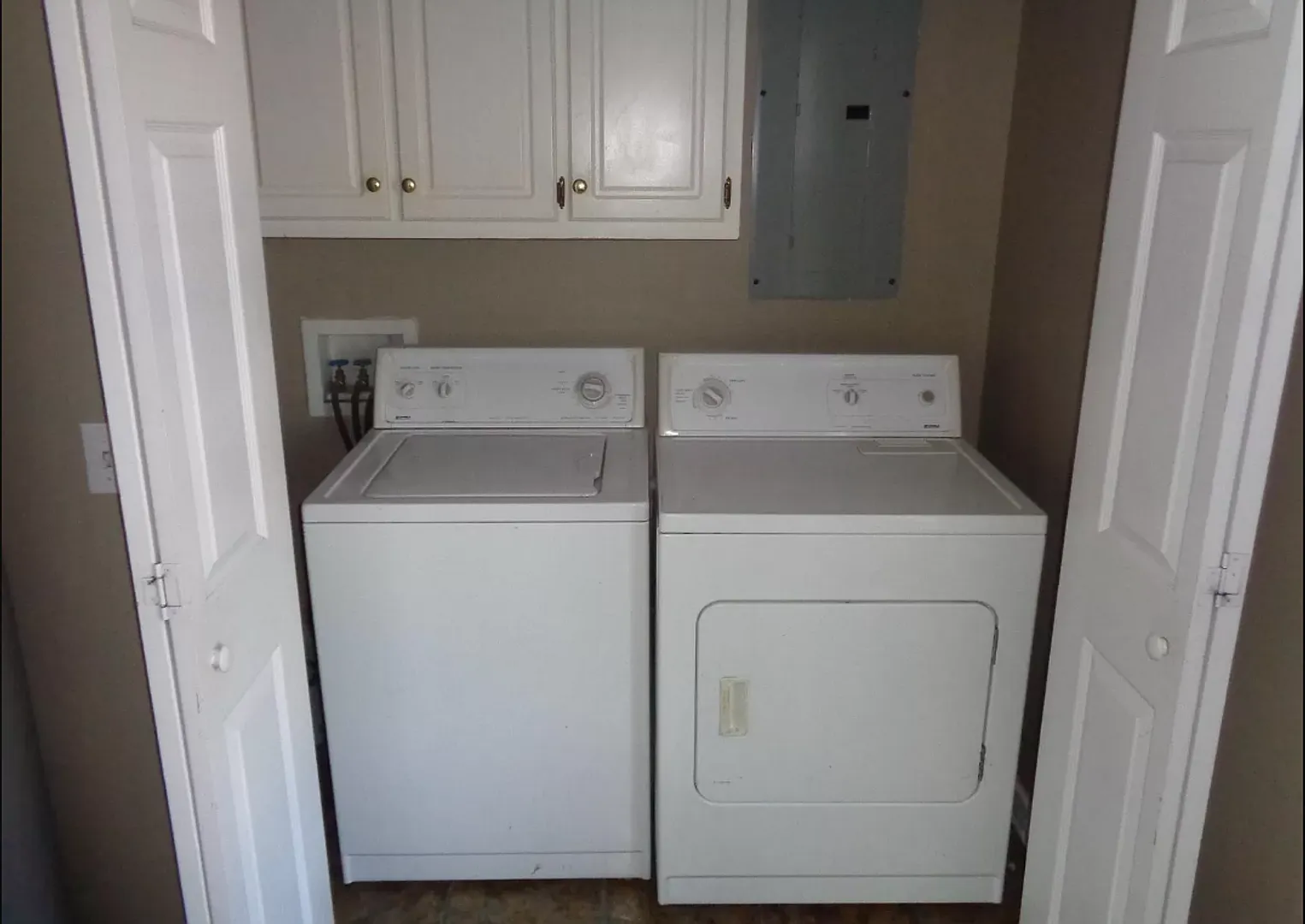 3 Bed/ 3 Bath located just off South Lamar Immediate Move in — Photo 4