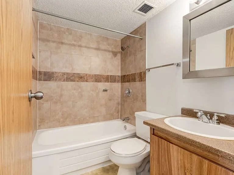 2404 16a St SW — Photo 30