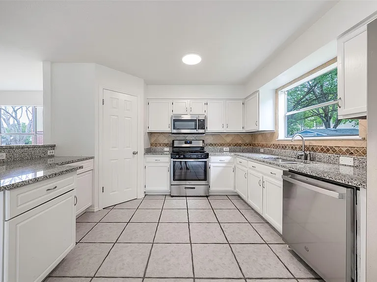 13701 Cambourne Dr — Photo 11