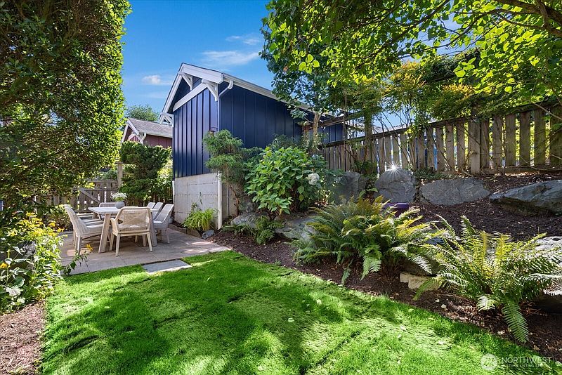 3rd image of 5925 31st Avenue SW