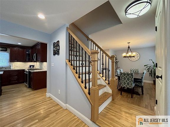 4th image of 8 Tanglewood Ln