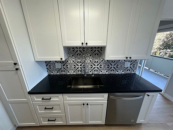 5th image of 2425 Macarthur Blvd APT 32