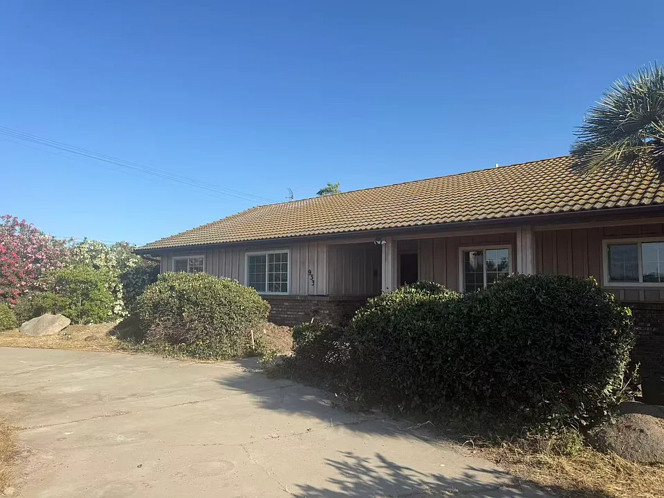 933 E Lincoln Ave