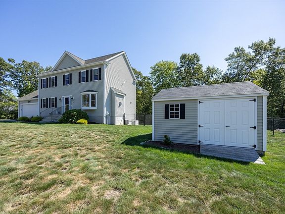 3rd image of 11 Willow Brook Ln