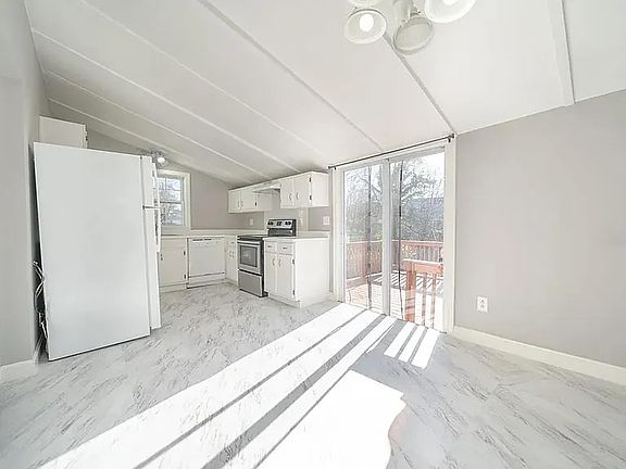 3rd image of 144 Crescent St