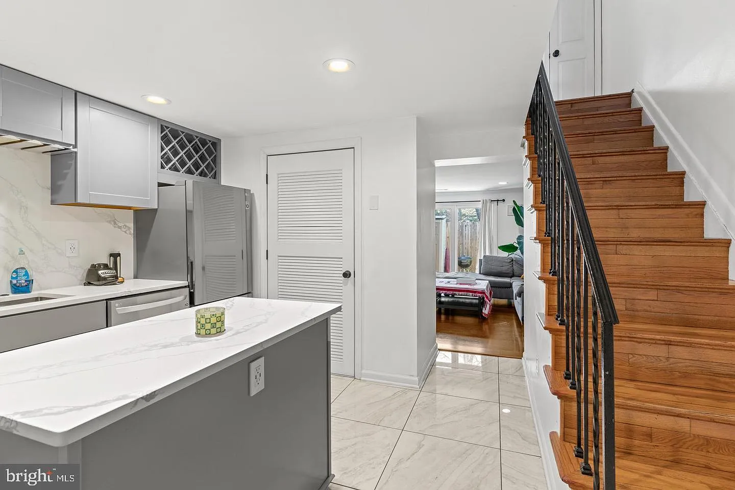 2 bed, 1.0 bath, 812 sqft, $1,800 — Photo 2
