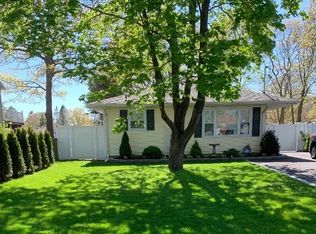 99 Forrest Ave, Shirley, NY 11967