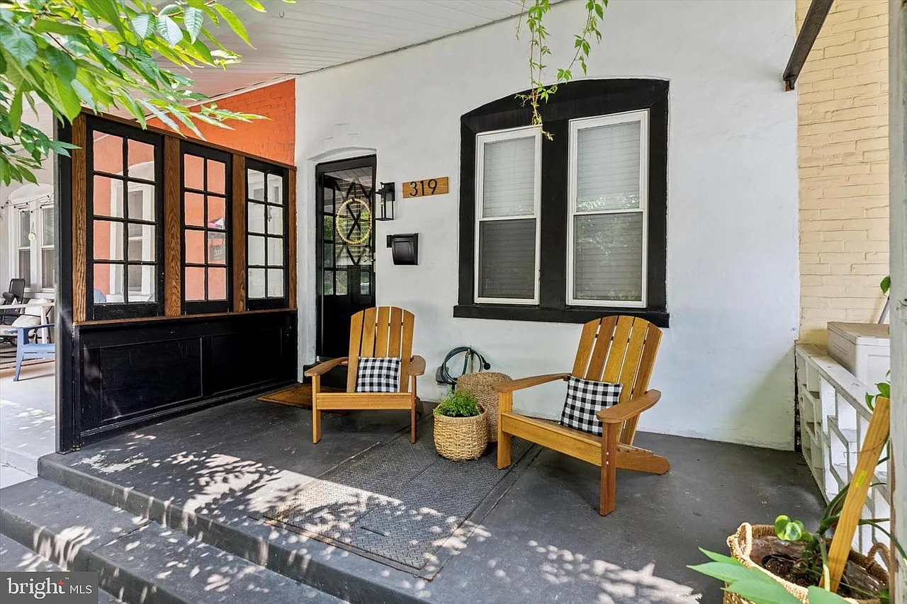 2 bed, 1.5 bath, 984 sqft, $3,000 — Photo 1