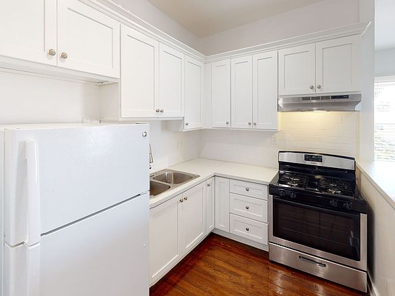 5th image of 1016 N Heliotrope Dr APT 12