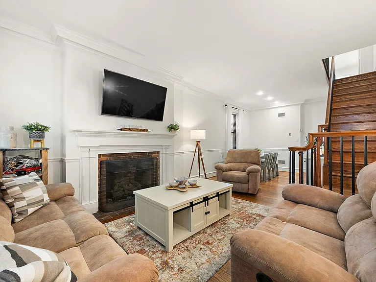925 Lovering Ave — Photo 2