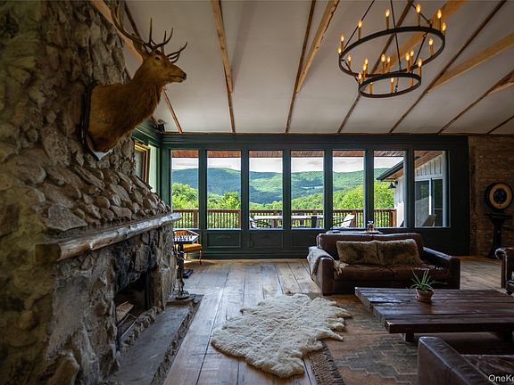 3rd image of 822 Burton Hill Road