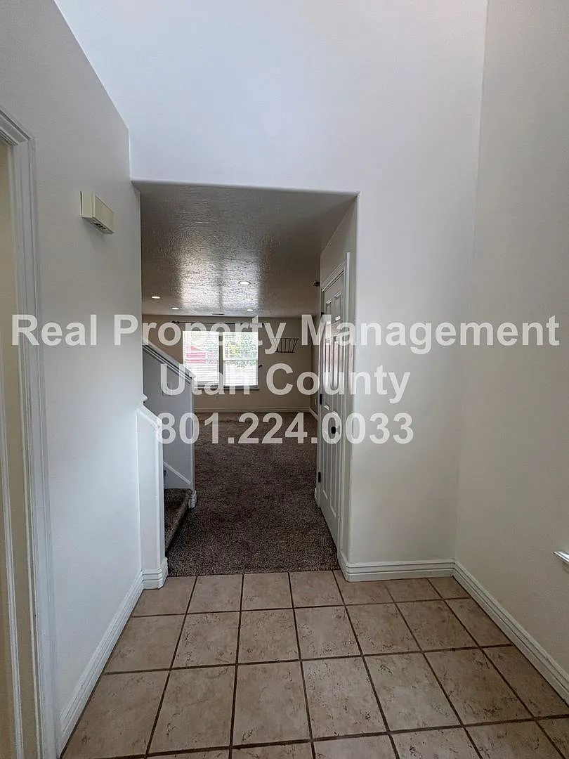 Beautiful 3-Bedroom Home in Springville Spacious Living & Convenient Location — Photo 2