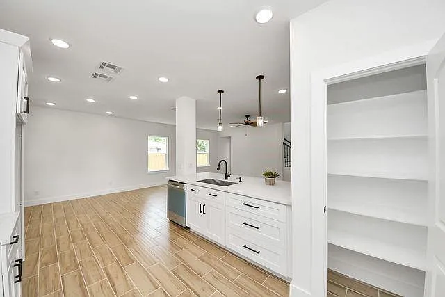 769 Marjorie St — Photo 3