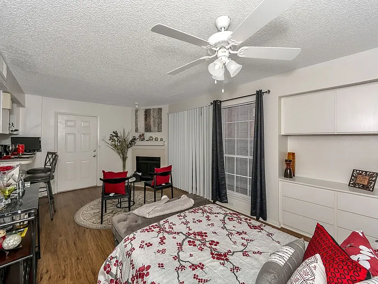 Centerpoint Apartments — Photo 31