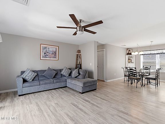 4th image of 334 E Bayview Avenue